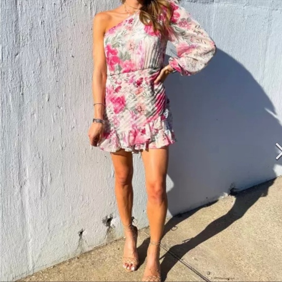 Bloggers Favorite Express metallic floral one shoulder pleated ruffled romper XS - Picture 9 of 16